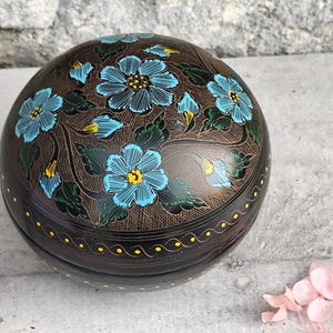 Lacquered wooden jewelry box with floral motifs