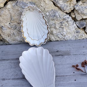 Set of 2 earthenware dishes or soap dishes in the shape of a seashell