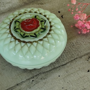 Groene opaaldoos met rode roos