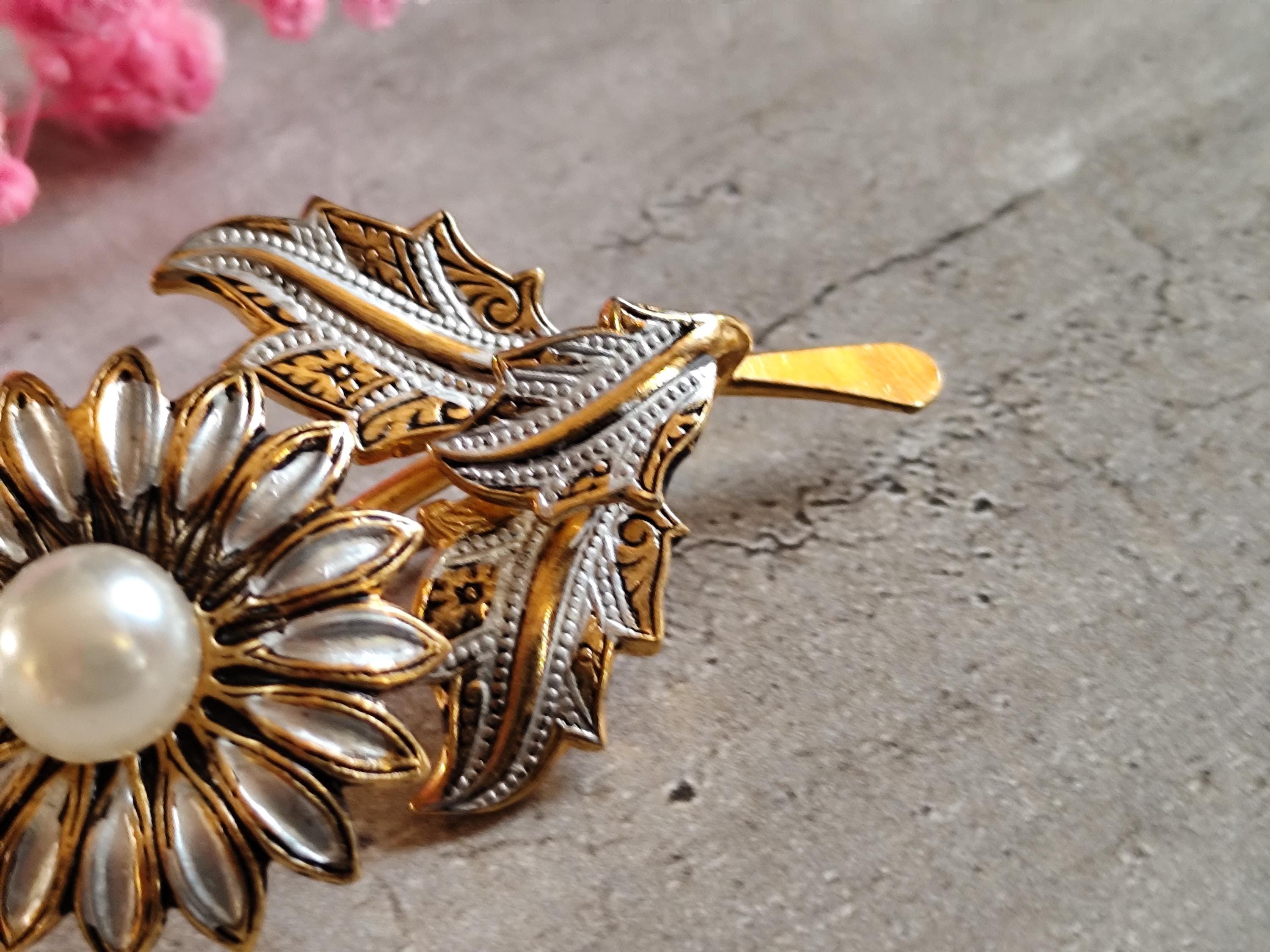 Broche Ancienne En Or De Tolède Damascénée – Motif Fleur Avec Perle, Bijou Vintage Parfait état