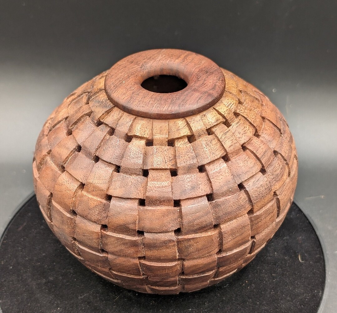 BOWED BEAUTY BASKET WEAVE VASE
