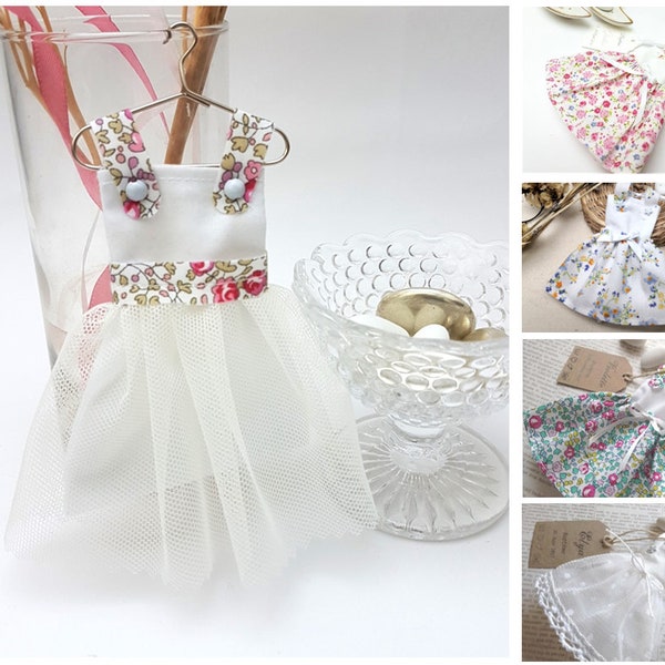 Pochon dragées personnalisé, mariage, baptême, communion, Lot de 10 petites robes baptême blanche , modèle jupon froncé