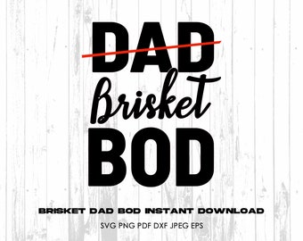 Può includere: Un design grafico in bianco e nero con il testo "DAD" cancellato e sostituito da "BRISKET BOD". Il testo è su uno sfondo di legno bianco.