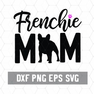 Op de afbeelding: Zwart-wit grafisch ontwerp met de tekst "Frenchie Mom" en een silhouet van een Franse bulldog in het midden van de tekst. Het woord "Mom" staat in grote, vetgedrukte letters. Een roze pootprint bevindt zich boven het woord "Frenchie".