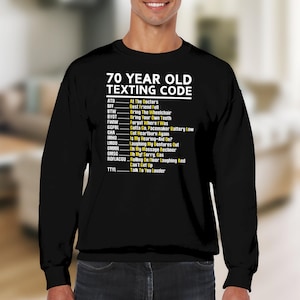 Maglietta con codice SMS per settantenni, maglietta divertente per anziani, maglietta umoristica da boomer, regalo spiritoso per nonni, regalo scherzoso, maglietta per anziani