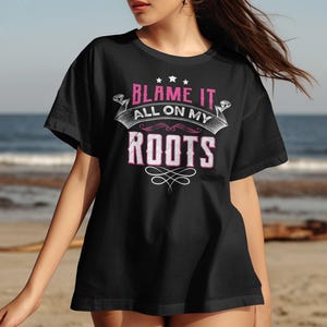 Camiseta &quot;Échale la culpa a mis raíces&quot;, divertida y con mensaje, ideal para regalar, de música country, con raíces, moderna.