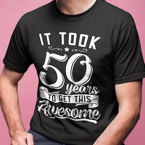 K&ouml;nnte beinhalten: Schwarzes T-Shirt mit wei&szlig;em Text, der lautet: "Es hat 50 Jahre gedauert, um dieses Tolle zu bekommen".