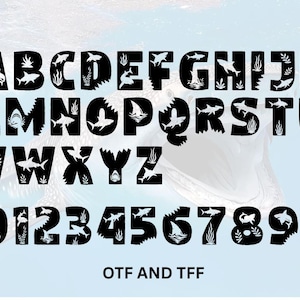 以下が含まれることがあります： 黒いサメをテーマにしたフォント。大文字、数字、テキスト「OTF AND TFF」が含まれています。各文字と数字は、サメと水生植物のシルエットで埋められています。背景は薄い青色のグラデーションです。