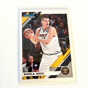 Basketball Karte - Nikola Jokic #55 - Weiß - Denver Nuggets 2019 Donruss Karte - Ohne Einstufung - Kostenloser Versand für Bestellungen über 10 Dollar