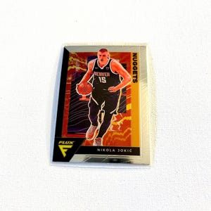 Basketball Karte - Nikola Jokic #43 - Silber - Denver Nuggets - 2021 Panini Flux Karte - Ungraded - Kostenloser Versand für Bestellungen über 10 Dollar
