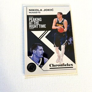 Basketball Karte - Nikola Jokic #1 - Weiß - Denver Nuggets 2019 Chroniken Karte - Ungraded - Kostenloser Versand für Bestellungen über 10 Dollar