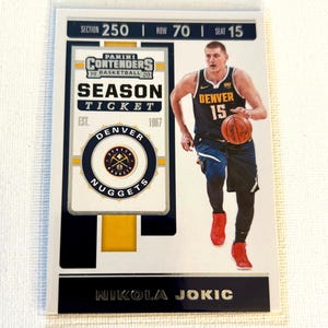 Carte de basket-ball - Nikola Jokic n° 85 - Blanc - Carte des Contenders des Denver Nuggets 2019 - Non classé - Livraison gratuite à partir de 10 dollars d'achat