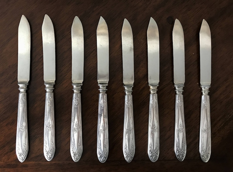 1847 Rogers Bros Floral pattern silverplate Holiday tableware Collectable Set of 8 knives Vintage silverplate knives Vintage fish knives