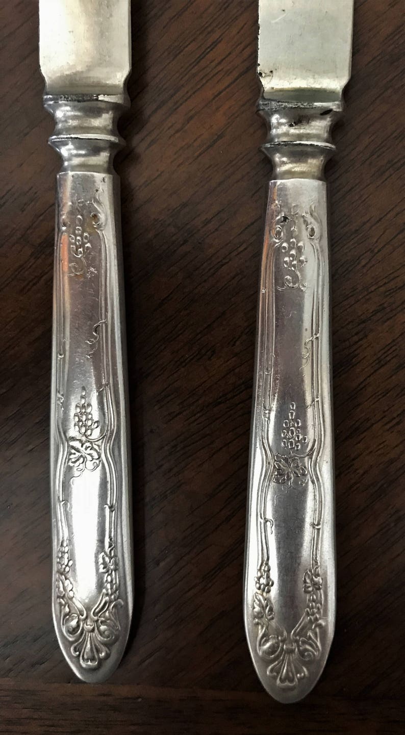 1847 Rogers Bros Floral pattern silverplate Holiday tableware Collectable Set of 8 knives Vintage silverplate knives Vintage fish knives