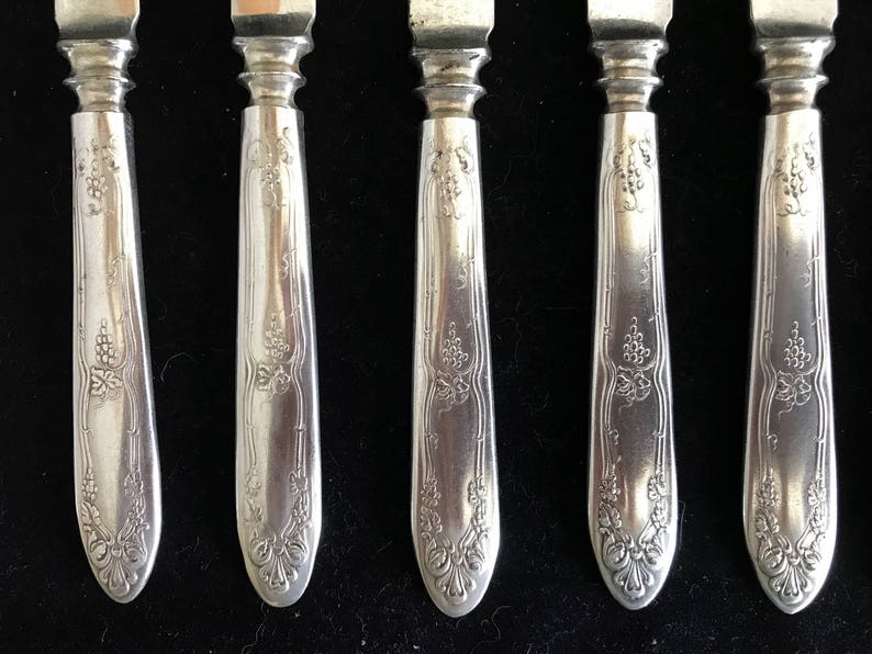 1847 Rogers Bros Floral pattern silverplate Holiday tableware Collectable Set of 8 knives Vintage silverplate knives Vintage fish knives