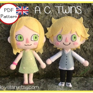Puede incluir: Un patrón PDF para hacer dos peluches de fieltro de personajes de Animal Crossing. Los personajes son una niña con cabello rubio que lleva un vestido verde y un niño con cabello rubio que lleva una camisa blanca y un chaleco gris. El patrón está disponible para descargar en el sitio web loveettinietsy.com.