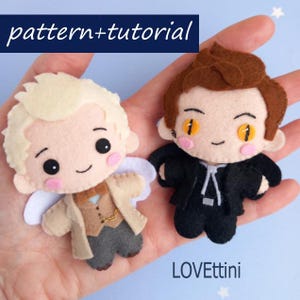 Peut inclure: Deux poup&eacute;es en feutre, l'une avec des cheveux blonds et des ailes d'ange, l'autre avec des cheveux bruns et un costume noir. Les poup&eacute;es ont des traits de visage brod&eacute;s et sont tenues dans une main. Le texte "pattern+tutorial" est en haut et "LOVETTini" en bas.