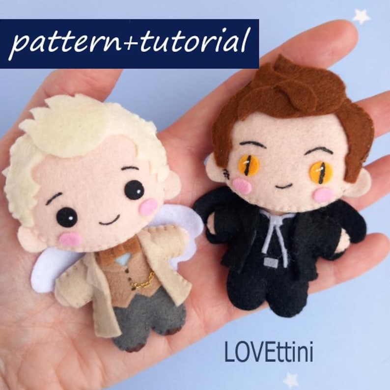 Peut inclure: Deux poup&eacute;es en feutre, l'une avec des cheveux blonds et des ailes d'ange, l'autre avec des cheveux bruns et un costume noir. Les poup&eacute;es ont des traits de visage brod&eacute;s et sont tenues dans une main. Le texte "pattern+tutorial" est en haut et "LOVETTini" en bas.