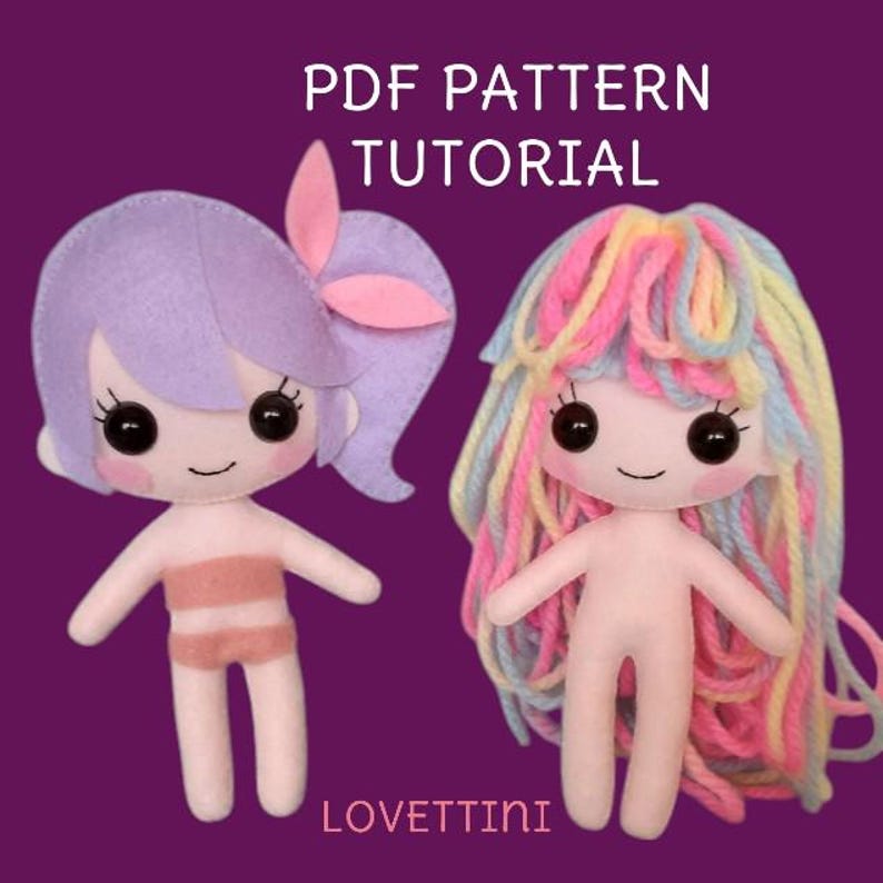 Puede incluir: Patr&oacute;n PDF y tutorial para hacer dos mu&ntilde;ecas de fieltro. Una mu&ntilde;eca tiene el pelo morado con un lazo rosa y la otra tiene el pelo de hilo arco&iacute;ris.