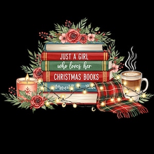 Op de afbeelding: Illustratie van een stapel boeken met de tekst "JUST A GIRL who loves her CHRISTMAS BOOKS", omringd door bloemen, een brandende kaars, een geruite sjaal en een koffiemok. Lichtjes en een zwarte achtergrond.