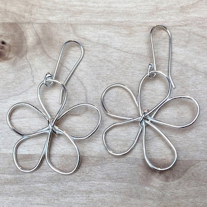 Prästkrageörhängen i sterlingsilver handgjorda i trådlindade, roliga.