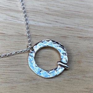 Outlander Celtic Pendant Halskette, Lallybroch Circle Anhänger, inspiriert von Claires Ehering, Sassenach Ringanhänger, handgefertigt in Großbritannien