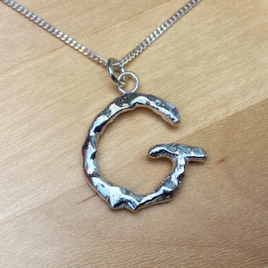 Colgante de letra único, rústico y de plata de ley maciza, hecho a mano en el Reino Unido. Letras de plata de flujo libre.