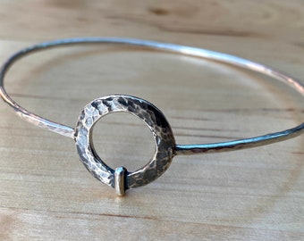 Outlander Bangle, le design du bracelet celtique a inspiré l’alliance de Claire, le design écossais, fabriqué à la main au Royaume-Uni