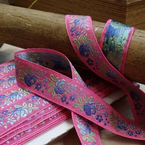 3/4" vintage lint met Franse afwerking levendig roze geweven met geborduurde blauwe bloemen ombre zonsondergang #500-23