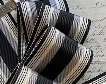 Cinta de grosgrain de 2,125" de ancho con rayas vintage para sombreros, color gris, negro y marfil suave. Ideal para manualidades y costura.