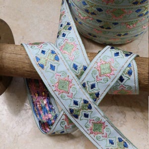 1,125&quot; Light Aqua Baby Blue Vintage Jacquard Trim Ribon met geborduurd roze blauw, groen metallic gouden haarboog hoofdband