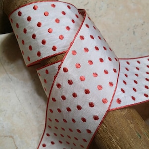 Ruban de rayonne vintage 1,5 po. blanc cassé avec broderie à pois rouges et bordures de chapellerie, nœuds pour cheveux bébé, bandeau à ceinture, etc.