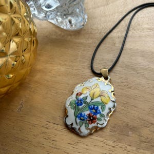 Pendentif Vintage Fleurs En Porcelaine Argenté - 4 Cm Ovale Occasion