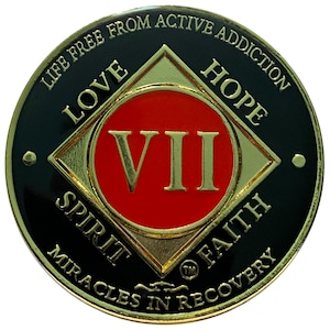 Puede incluir: Una moneda de color dorado con fondo negro. La moneda presenta un círculo rojo con el número VII en letras doradas. Las palabras "Life Free From Active Addiction", "Love", "Hope", "Spirit", "Faith", "Miracles in Recovery" y "TM" están inscritas alrededor del borde de la moneda.