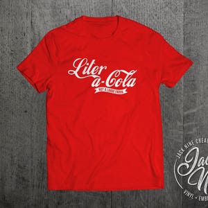 Peut inclure: T-shirt rouge avec du texte blanc qui dit "Liter a-Cola Not a Large Farva".