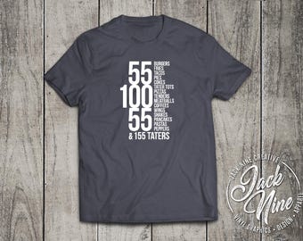 Può includere: T-shirt grigio scuro con testo bianco che elenca cibi e numeri. Il testo include "55 Hamburger, 100 Patatine fritte, 55 Taters, & 155 Taters". La maglietta ha anche un logo che dice "Jack Nine Creative".
