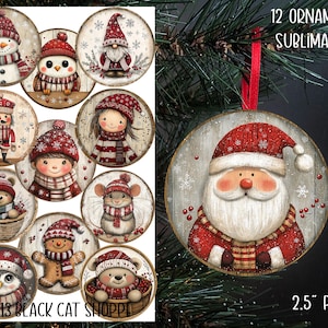 Puede incluir: Doce adornos de sublimación redondos de 2,5 pulgadas que representan a varios personajes navideños. Los adornos están pintados en un estilo rústico con un fondo de veta de madera. Los personajes incluyen a Papá Noel, un muñeco de nieve, un hombre de jengibre, un cascanueces, un ratón, un gato y un gnomo.