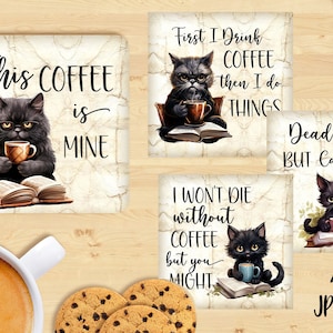 Può includere: Set di quattro sottobicchieri quadrati da 10 cm con gatti neri con tazze da caffè e libri. I sottobicchieri hanno uno sfondo bianco rustico con testo nero. Il testo sui sottobicchieri è il seguente: "This coffee is mine", "First I drink coffee then I do things", "I won't die without coffee but you might", e "Dead inside but caffeinated".
