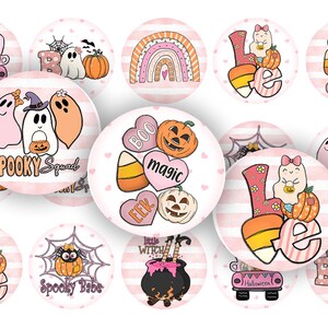 Może przedstawiać: Zestaw 12 okrągłych naklejek na Halloween w kolorze różowym i białym z różnymi wzorami, w tym duchami, dyniami, kukurydzą i napisami "Spooky Squad", "Boo Magic", "Little Witch" i "Spooky Babe".