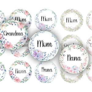 Peut inclure: Un ensemble de 15 autocollants ronds en forme de couronne florale avec différents noms au centre. Les noms incluent Maman, Grand-mère et Mamie. Les couronnes sont décorées de fleurs aquarelle dans des tons de rose, bleu et vert.
