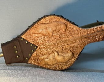 Soffietto per camino fatto a mano, in acero con intaglio a forma di orso, in pelle marrone scuro e con borchie in ottone a spirale.