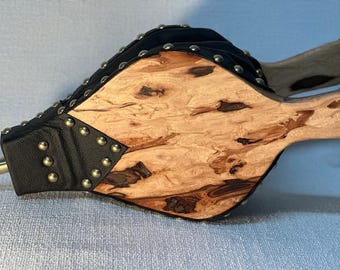 Fuelle de chimenea de nogal americano hecho a mano: madera maciza pesada, cuero negro y detalles de latón.