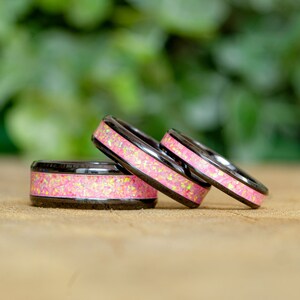 Pink Bello Opal and Black Ceramic Ring – Elegant and Modern Design