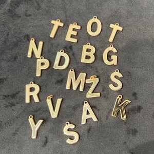 Colgante de letra chapado en oro de alta calidad.