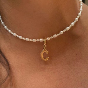 Collar de perlas de agua dulce con letra inicial