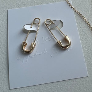 Pendientes de imperdible chapados en oro