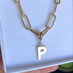 Collar de cadena con clip de papel y dije de letra inicial
