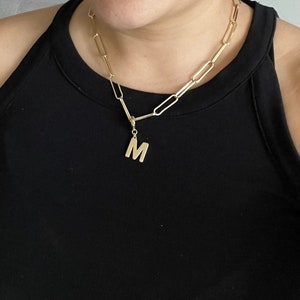 Collar de cadena de clip grande con dije de letra inicial