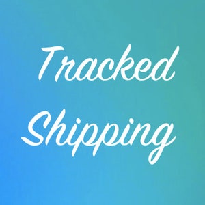 Puede incluir: Texto blanco sobre un fondo degradado azul que dice "Tracked Shipping".