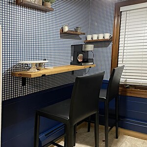 Farmhouse Floating Shelf: Solid Pine Wall Mounted Table with Black L Brackets imagem 3